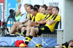 Die Ersatzbank von Borussia Dortmund mit Roman Bürki (dritter von rechts). (Bild: Philipp Schmidli)
