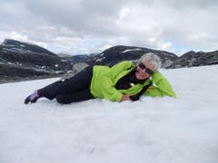 So ein «Foto-Shooting» in Norwegen kann sehr abkühlend sein. «Drück doch ämol ändlichä ab» ! (Bild: Margrith Imhof-Röthlin)