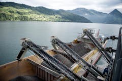 370 Kubikmeter Baumaterial – rund eine Tagesproduktion – fasst der Transportnauen. (Bild: Corinne Glanzmann / Neue NZ)