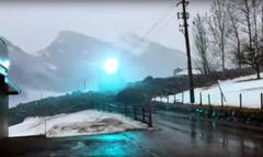 Kurzschluss: Eine Stromleitung wird zu Boden gerissen. (Bild: Leservideo)