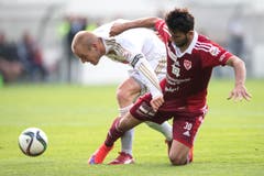 Luzerns Marco Schneuwly (links)8 gegen Vaduz' Matthias Baron. (Bild: Keystone)
