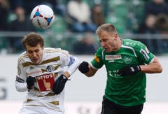 Der St.Galler Dzengis Cavusevic, rechts, im Kopfballduelle mit dem Luzerner Claudio Lustenberger. (Bild: Keystone)