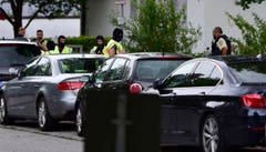 Die Polizei sucht die Umgebung der Attacke ab. (Bild: AP/Marc Kleine-Kleffmann)