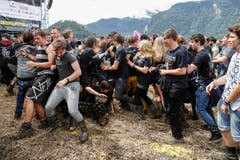 Der Veranstalter verteilte Heu auf dem Boden, damit die Leute nicht mehr im Schlamm stehen müssen. (Bild: Keystone / Peter Klaunzer)