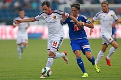 Luzerns Hekuran Kryeziu (rechts) gegen Basels Luca Zuffi. (Bild: Philipp Schmidli)