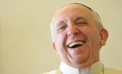 Papst Franziskus lacht während einer Privataudienz am 19. Dezember 2013. (Bild: Keystone)