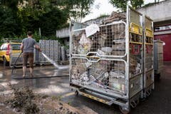 Der Vorplatz der Post wird vom Schmutz befreit. (Bild: Keystone / Alexandra Wey)