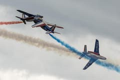 Die Patrouille de France vollführt mit ihren Alphajets ein Kreuzungsmanöver (Bild: Keystone)