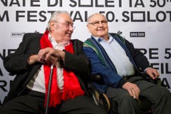 Zwei Urgesteine bei der Premiere ihres Films "Usfahrt Oerlike": Mathias Gnädinger (links) und Jörg Schneider. (Bild: Keystone)