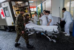 Patienten werden am Dienstag wegen drohendem Hochwassers aus der Clinica Santa Chiara in Locarno evakuiert. (Bild: Keystone)