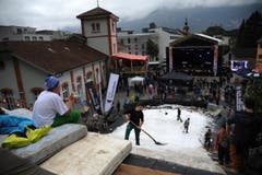 Die Schanze muss immer wieder präpariert werden. (Bild: Urs Hanhart / Neue UZ)