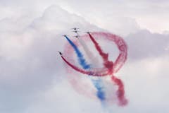 Die Alphajets der Patrouille de France zeigen ihre Formationen. (Bild: Keystone)