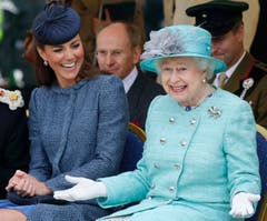Im Juni 2012 schauen sich die Queen und ihre Grossenkelin Kate, die Herzogin von Cambridge, einen Sportanlass für Kinder an. (Bild: Keystone)
