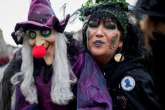 Kostümierte und geschminkte Personen laufen am Umzug "ZüriCarneval 2015" durch die Zürcher Innenstadt. (Bild: ENNIO LEANZA)
