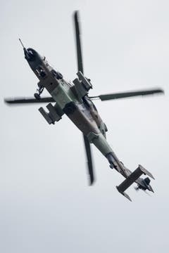 Ein Eurocopter Tigre zeigt seine Wendigkeit (Bild: Keystone)