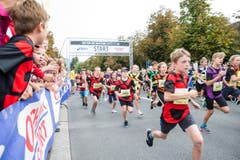 Die Schüler der 6. Klassen starten. (Bild: Manuela Jans-Koch / Neue LZ)