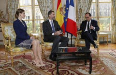 Angesichts des Unglücks brach Spaniens König Felipe VI. einen auf drei Tage angesetzten Staatsbesuch in Frankreich ab. Dies verkündete er vor dem Elysée-Palast in Paris, wo er kurz zuvor angekommen war. Der König sprach in einer Erklärung von einer «fürchterlichen Katastrophe». Der König drückte allen betroffenen Familien und Angehörigen der Opfer sein aufrichtigstes Beileid aus. Staatspräsident François Hollande hatte das spanische Königspaar wenige Stunden nach dem Absturz des Airbus im Elysée-Palast empfangen. Die Begrüssung im Hof des Präsidentensitzes fiel entsprechend ernst aus. (Bild: Keystone)