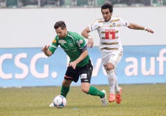 Der St.Galler Stephane Besle, links, im Zweikampf mit dem Luzerner Dario Lezcano. (Bild: Keystone)