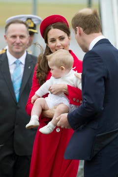 Der neuseeländische Premierminister John Key beobachtet die royale Familie bei ihrer Ankunft in Wellington. (Bild: Keystone)