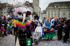 Kostümierte Personen laufen am Umzug "ZüriCarneval 2015" durch die Zürcher Innenstadt. (Bild: ENNIO LEANZA)