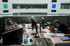Andri Pol - 2. Platz Kategorie «Alltag»: Der Mensch hinter der Maschine: Alle kennen die Bilder vom Cern, dem riesigen unterirdischen Teilchenbeschleuniger in der Nähe von Genf. Diese Bilder zeigen fur einmal nicht die Maschine, sondern die Menschen, die aus der ganzen Welt ans Cern kommen, um hier zu forschen. Es sind Wissenschaftler und Techniker mit einer grossen Leidenschaft fur ihre Experimente. (Bild: Swiss Press Photo / Andri Pol)