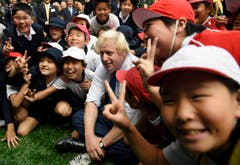 Boris Johnson weilt auf einem dreitägigen Staatsbesuch in Tokio. (Bild: AP / Stefan Rousseau)