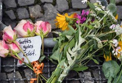 Blumen bei der französischen Botschaft in Berlin. (Bild: EPA/Sören Stache)