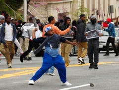 Demonstranten schmeissen Steine in Richtung Polizisten. (Bild: AP Photo / Jose Luis Magana)