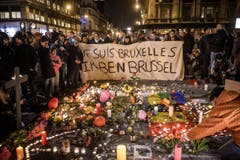 Kerzen und Blumen. (Bild: EPA/CHRISTOPHE PETIT TESSON)