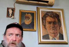 In einer Bar in Belgrad zieren zwei Gemälde von Radovan Karadzic die Wand. (Bild: AP Photo / Andrej Cukic)