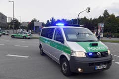 Die Polizei forderte die Bevölkerung auf, das Gebiet um das Einkaufszentrum weiträumig zu meiden. (Bild: Keystone/Felix Hörhager)