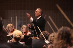 Claudio Abbado dirigiert das Eröffnungskonzert des Lucerne Festivals 2009 im KKL. (Bild: Roger Zbinden / Neue LZ)