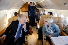 Bundespräsident Schneider-Ammann, links, im Gespräch mit Livia Leu, ehemalige Botschafterin des Iran, rechts, während ihres Fluges nach Teheran. (Bild: Peter Klaunzer)