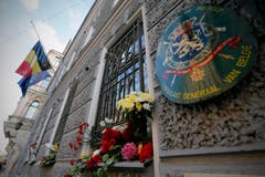 Menschen haben Blumen bei den Fenstern des belgischen Konsulats in in St. Petersburg gelegt. (Bild: EPA / ANATOLY MALTSEV)