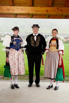 Hochsaison für Trachten. Im Bild von links Silvia Gut, Kobi Würsch und Patricia Kipfer fotografiert am 07. Oktober 2015 beim Trachtenhaus Buochs. (Bild: Corinne Glanzmann / Neue NZ)