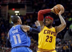 ... und LeBron James (rechts) vom amtierenden Champion Cleveland Cavaliers. (Bild: AP / Mark Duncan)