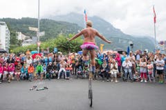 Die Strassenkünstler Garaghty and Thom aus Grossbritanien bei einer Show am 3. Strassenkünstlerfestival Spettacolo am Samstag, in Brunnen. (Bild: Urs Flüeler/Keystone)