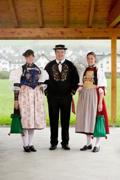 Hochsaison für Trachten. Im Bild von links Silvia Gut, Kobi Würsch und Patricia Kipfer. (Bild: Corinne Glanzmann / Neue NZ)