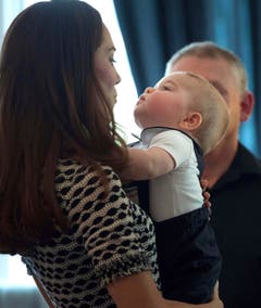 Prinz George schaut seine schöne Mama an. (Bild: Keystone)