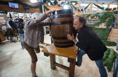 Brauerei Mitarbeitende bringen das Fass Bier, in welches der Bürgermeister von München den ersten Zapfhahn schlagen wird zur Eröffnung des Oktoberfestes. (Bild: Keystone / Peter Kneffel)