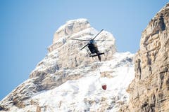 Immer wieder fliegt ein Helikopter Wasser zum Unglücksort. (Bild: Roger Grütter / Neue LZ)