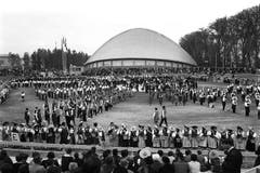 Aufmarsch der Trachtengruppen aus der ganzen Schweiz vor der Festhalle für volkstümliche Darbietungen, welche zum Sektor «Feld und Wald» gehört, in Lausanne (Bild: Keystone / Str)