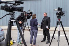 30. August: Armeesprecher Daniel Reist gibt den Medien auf dem Flugplatz in Meiringen Auskunft zum Unglück. (Bild: ALEXANDRA WEY)