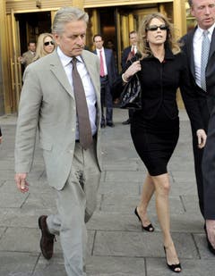 Michael Douglas(links) und seine Ex-Frau Diandra Douglas: Die Scheidung kostete den US-Schauspieler 45 Millionen Dollar. (Bild: Keystone)