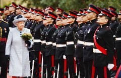 Aus dem Berufsalltag einer Königin: Elisabeth II schreitet bei Ihrem Besuch im November 2015 in Malta die Ehrengarde ab. (Bild: Keystone)