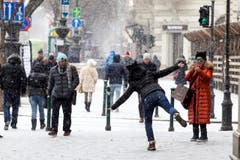 An der Andrassystrasse in der ungarischen Hauptstadt Budapest gibt sich eine Passantin schneeflockenleicht. (Bild: ZSOLT SZIGETVARY)