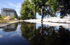 In Magdeburg werden Sandsäcke gegen das Hochwasser der Elbe gestapelt. (Bild: Keystone)