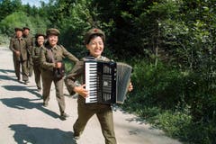 Eine Gruppe von Soldaten marschiert und spielt Musik. (Bild: Martin von den Driesch)
