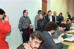 Der schwerste Gang wird noch schwerer: Einen Monat nach ihrer Rücktrittsankündigung muss Elisabeth Kopp das Bundeshaus früher als beabsichtigt verlassen. Der neue Vorwurf lautet: Vorsätzliche Amtsgeheimnisverletzung. (Bild: Keystone)