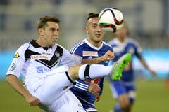 Mario Piccinocchi (links) von Lugano im Duelll gegen Samed Yesil von Luzern. (Bild: Keystone / Urs Flüeler)